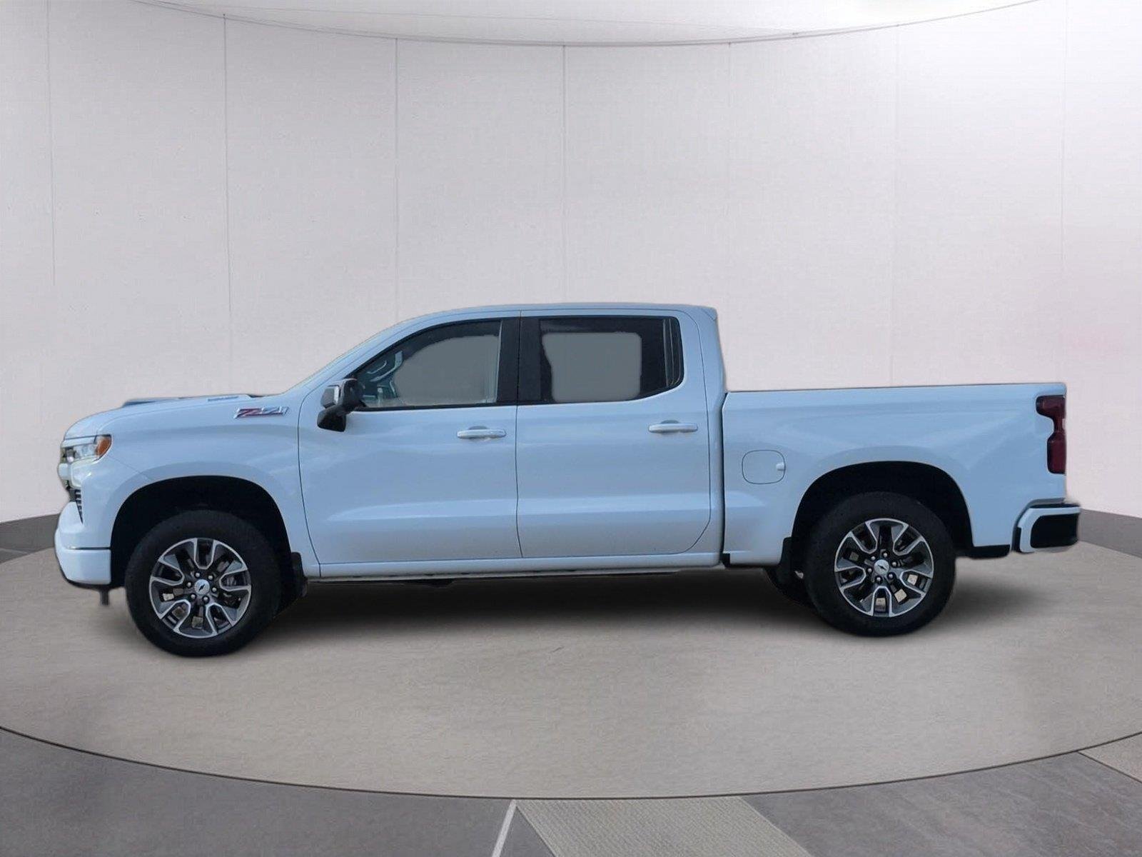 Used 2025 Summit White Chevrolet RST image 2