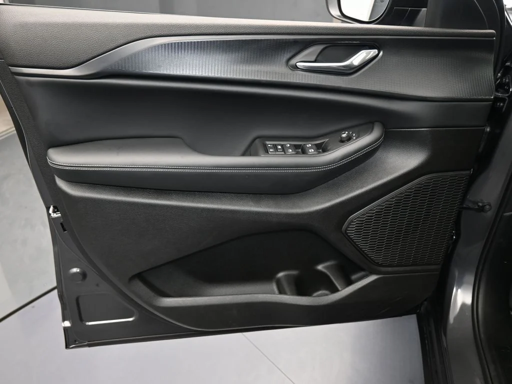 New 2026 Baltic Gray Metallic Clearcoat Jeep Laredo X image 13