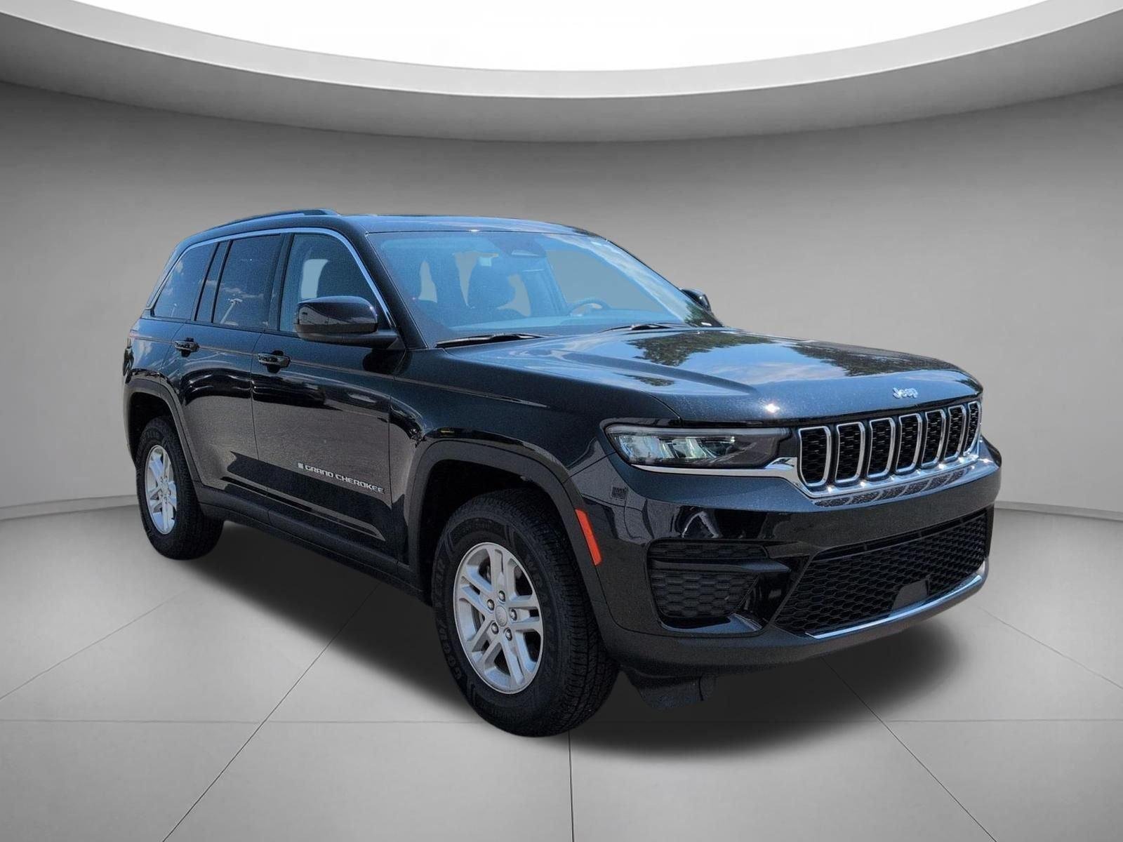 Used 2023 Diamond Black Crystal Pearlcoat Jeep Laredo image 7