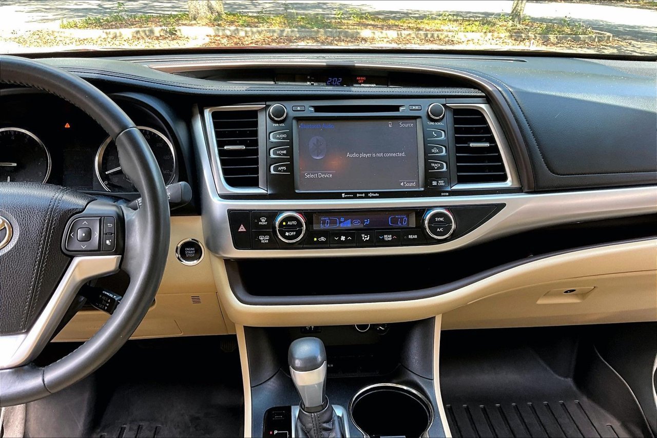 Used 2016 Red Toyota XLE V6 image 9