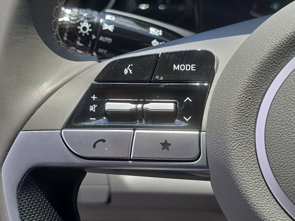 Used 2025 White Hyundai SEL Convenience image 15