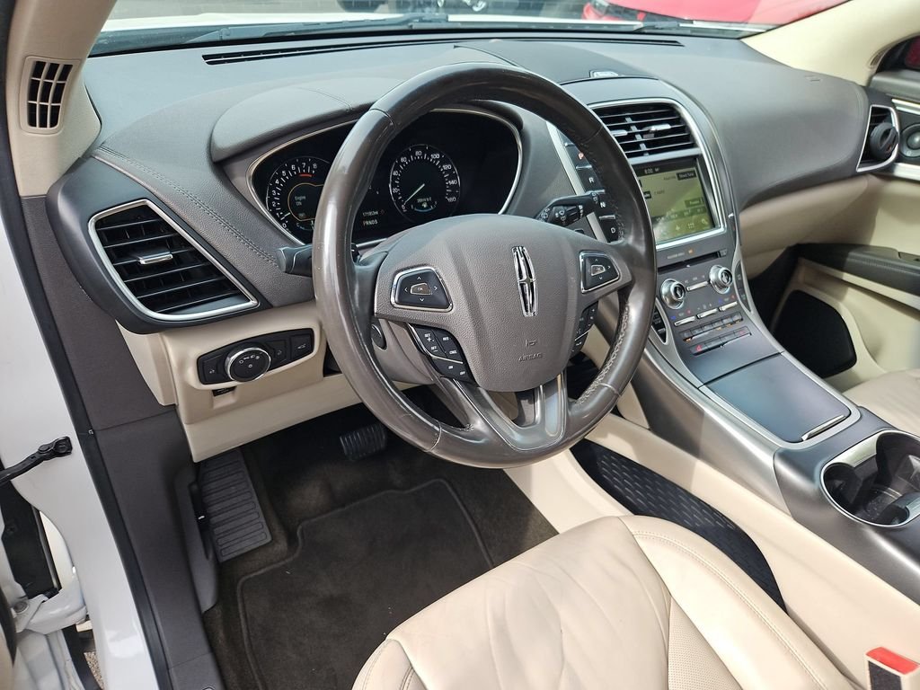 Used 2016 White Platinum Clearcoat Metallic Lincoln Select image 13