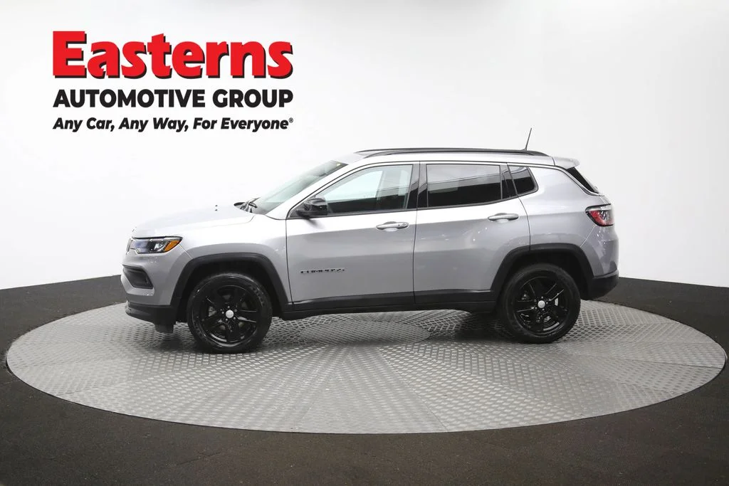 Used 2022 Silver Jeep Latitude image 61