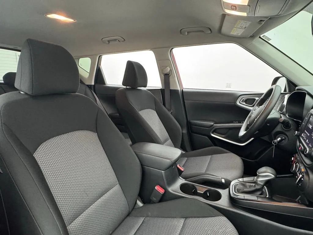 Used 2025 Orange Kia  image 31