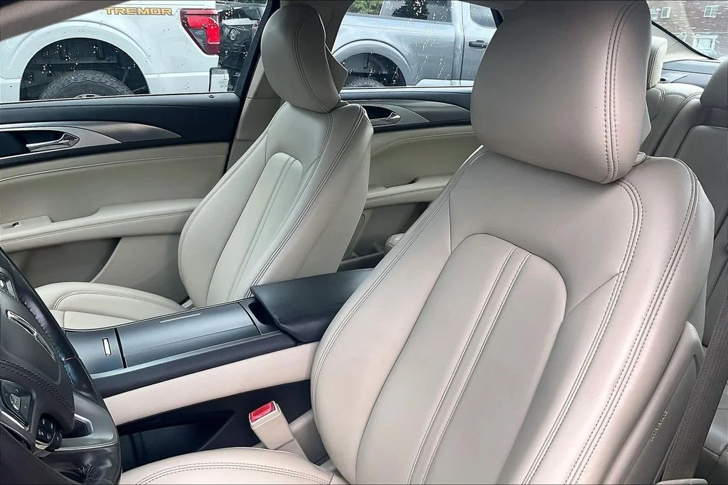 Used 2019 White Lincoln Standard image 23