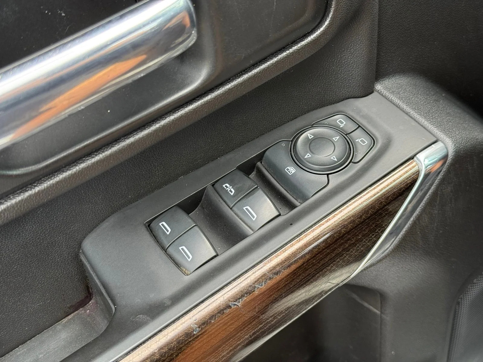 Used 2020 White Chevrolet LT image 11