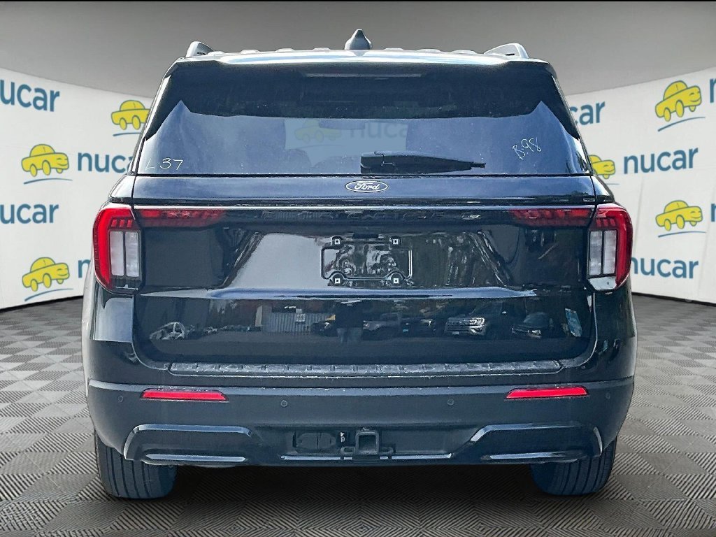 New 2027 Agate Black Metallic Ford ST-Line image 5