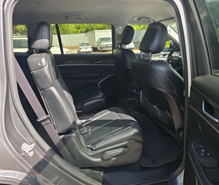 Used 2022 Gray Jeep Limited image 9