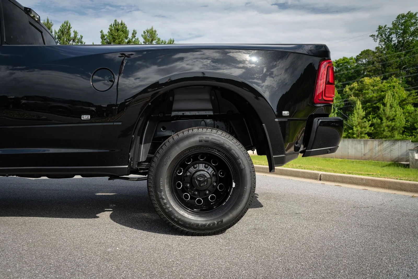 New 2026 Diamond Black Crystal Pearl-Coat Exterior Paint RAM Big Horn image 6