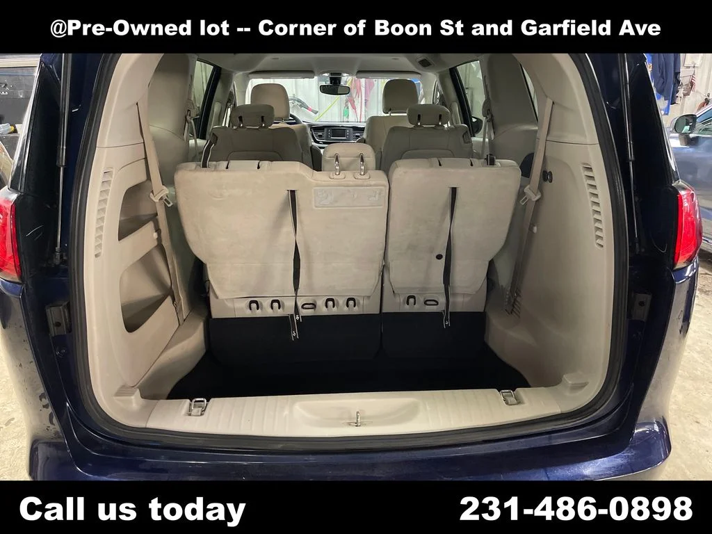 Used 2017 Blue Chrysler LX image 28