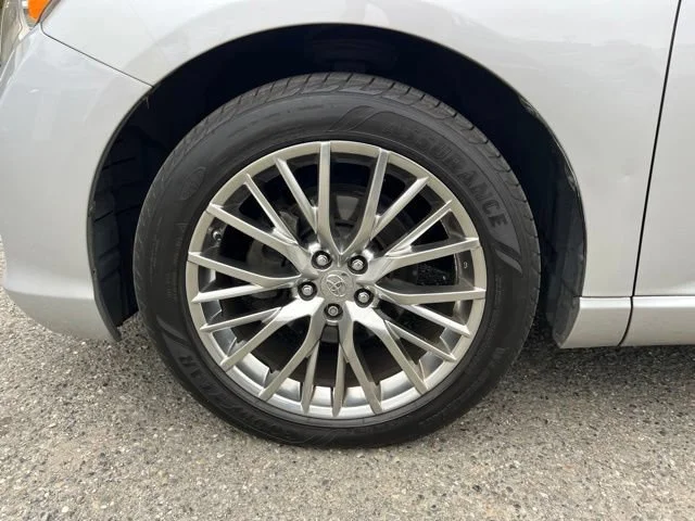 Used 2009 Classic Silver Metallic Toyota Base image 10