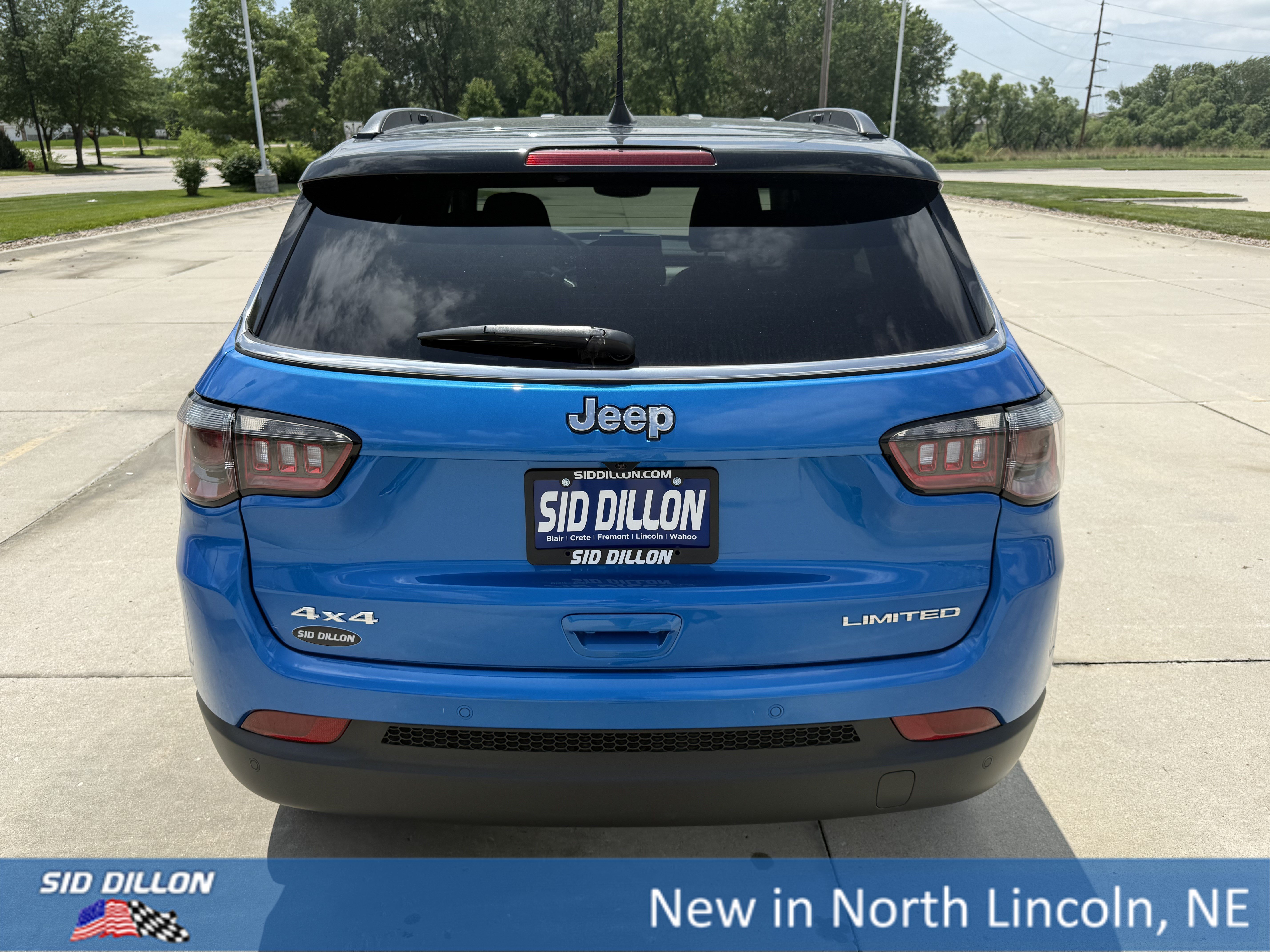 New 2026 Hydro Blue Pearl-Coat Exterior Paint Jeep Limited image 4