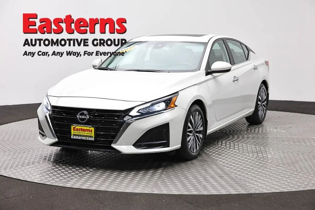 Used 2024 White Nissan 2.5 SV image 1