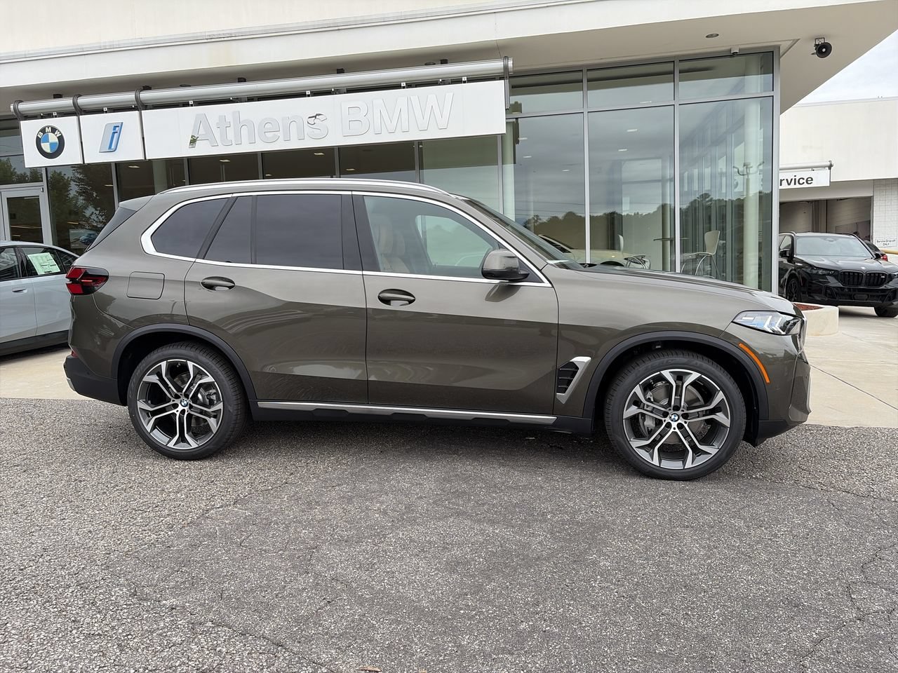 New 2026 Manhattan Green Metallic BMW xDrive40i image 9