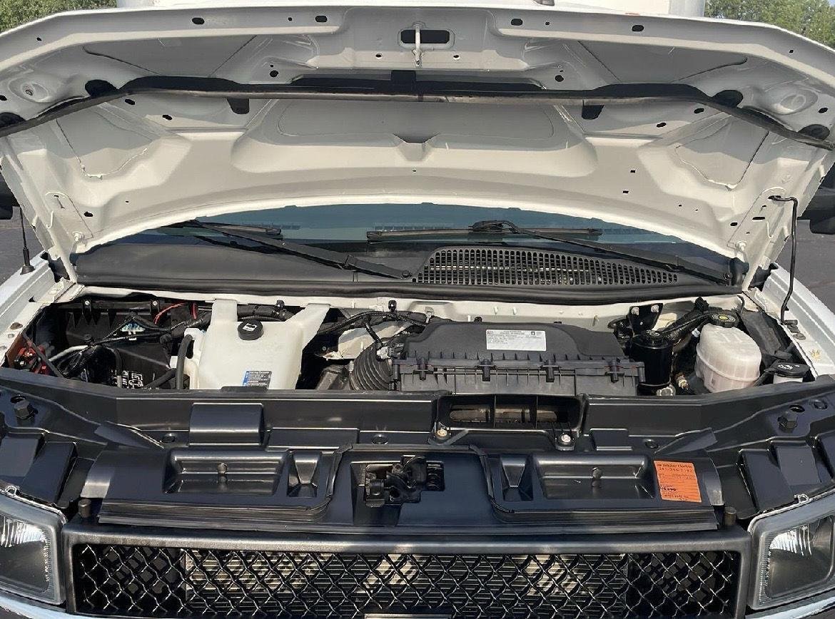 Used 2021 Summit White Chevrolet  image 9