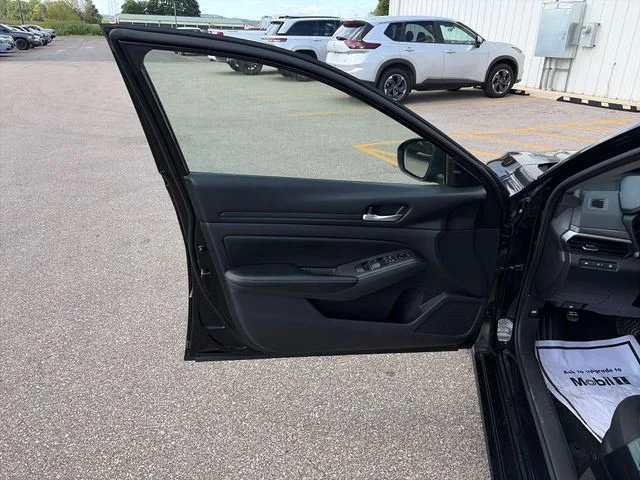 Used 2025 Super Black Clearcoat Nissan 2.5 SV image 17
