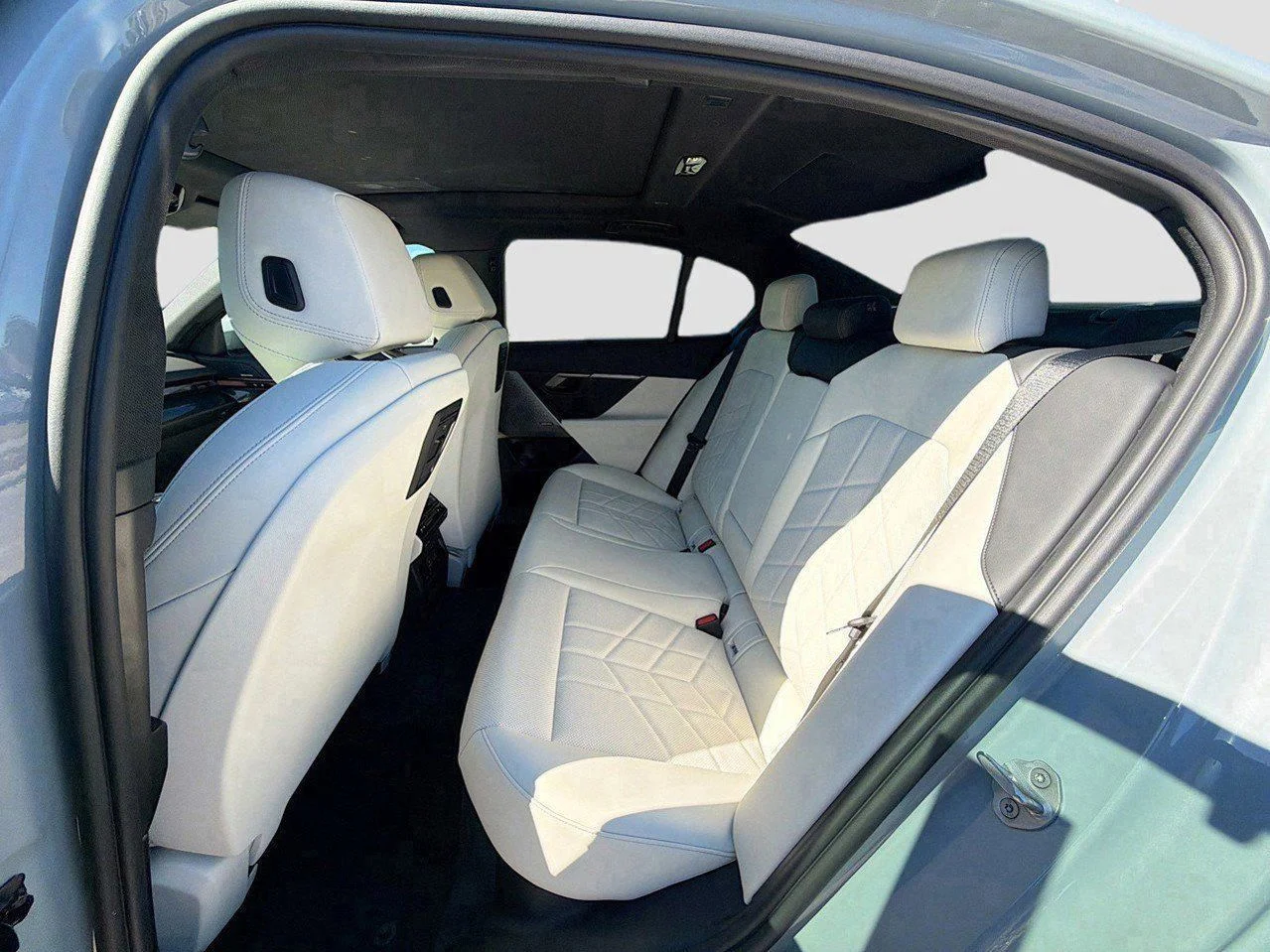2026 BMW 5 Series 550e - Photo 22