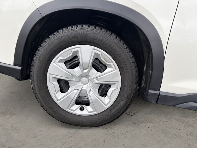 Used 2022 White Subaru  image 9