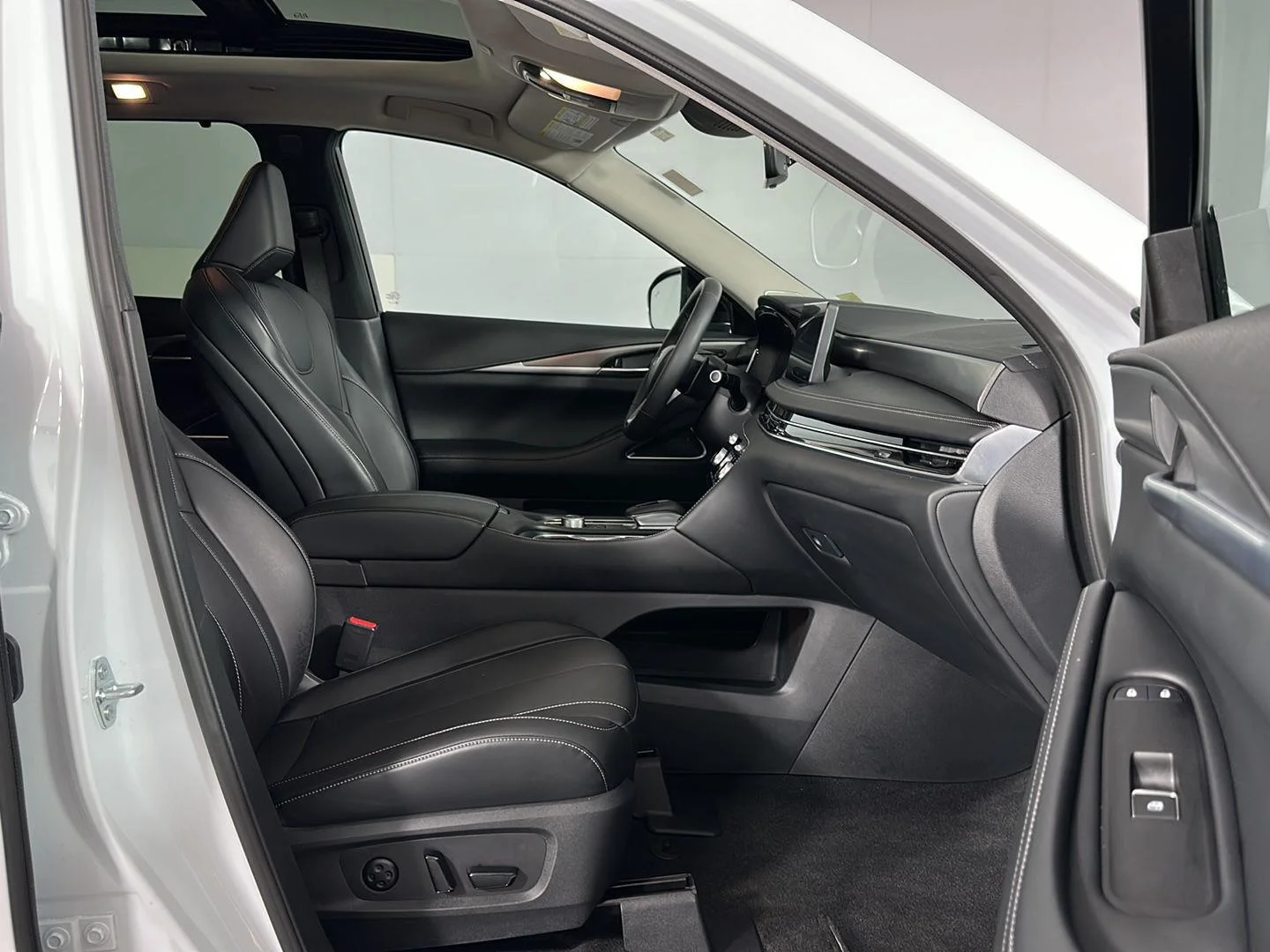 Used 2026 Radiant White INFINITI LUXE image 36