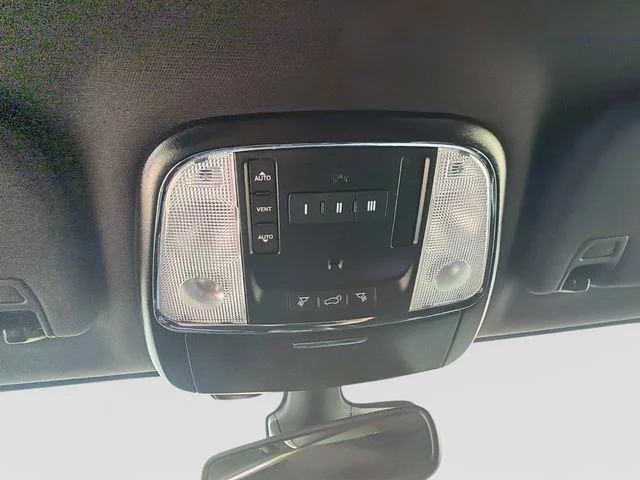 Used 2020 Red Jeep Altitude image 33