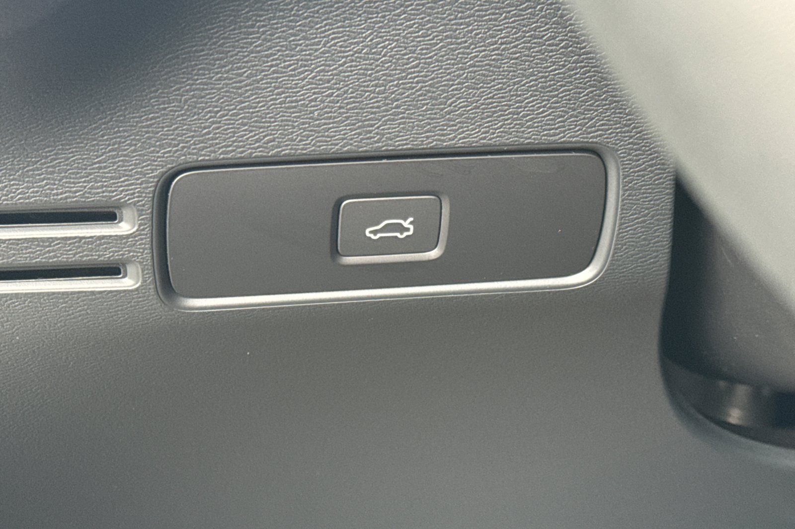 Used 2023 White Volvo Ultimate image 31