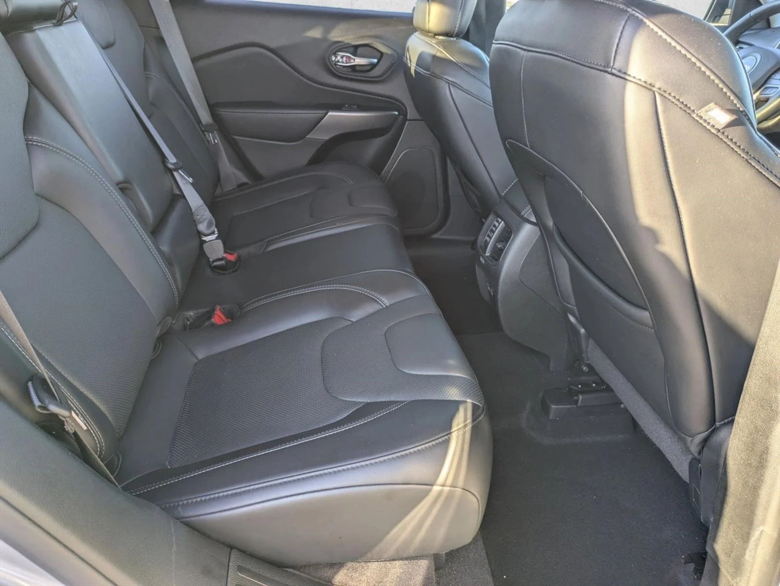 Used 2021 Billet Silver Metallic Clearcoat Jeep Latitude Lux image 19