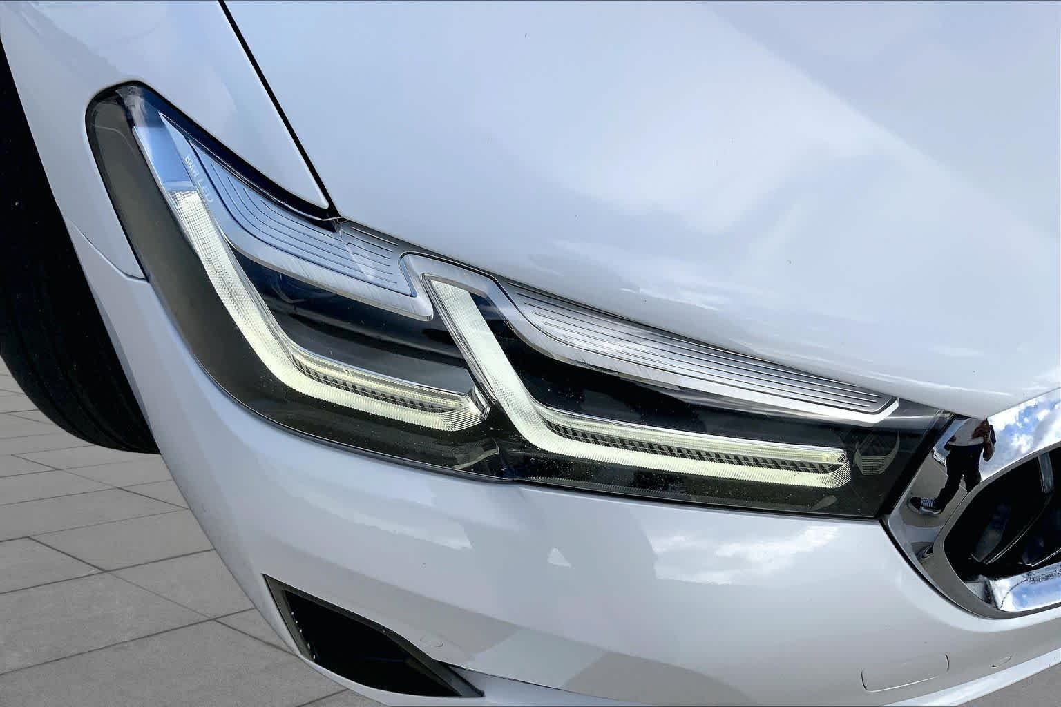 Used 2022 Alpine White BMW 530i xDrive image 27