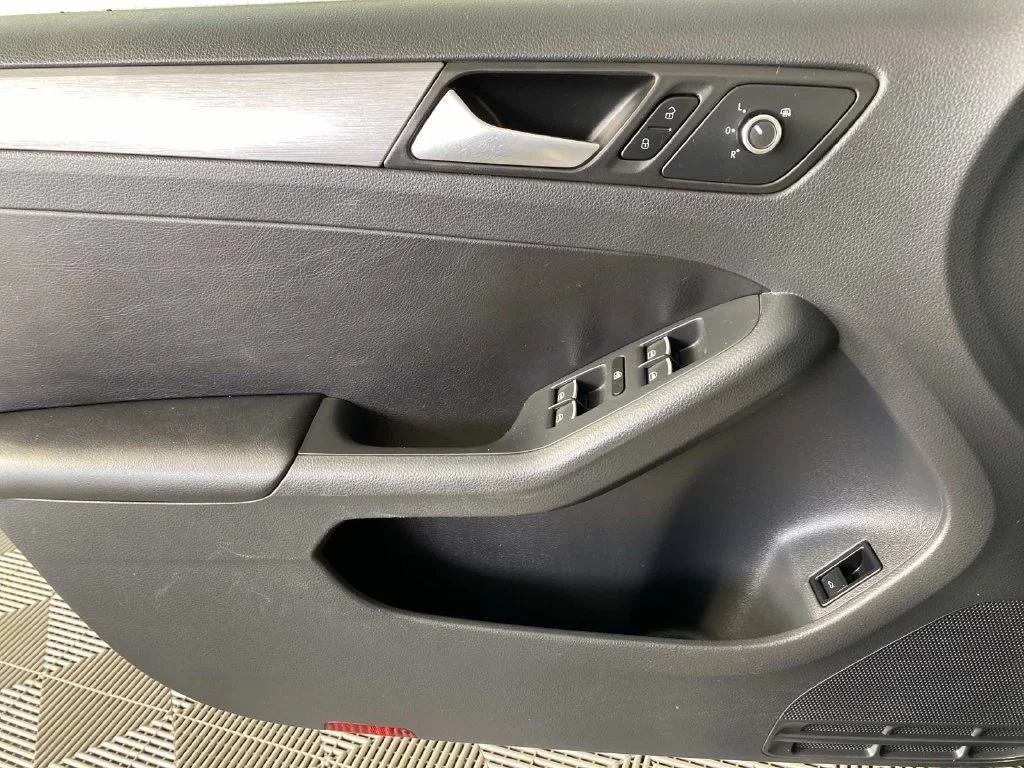 Used 2014 Black Uni Volkswagen 2.0L TDI image 19