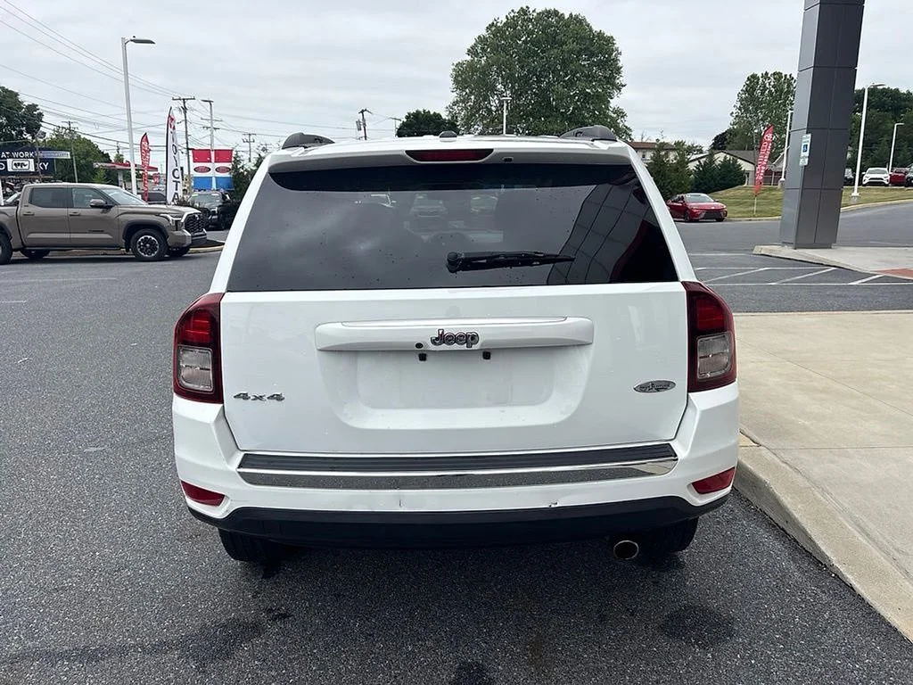 Used 2017 White Jeep Latitude image 3