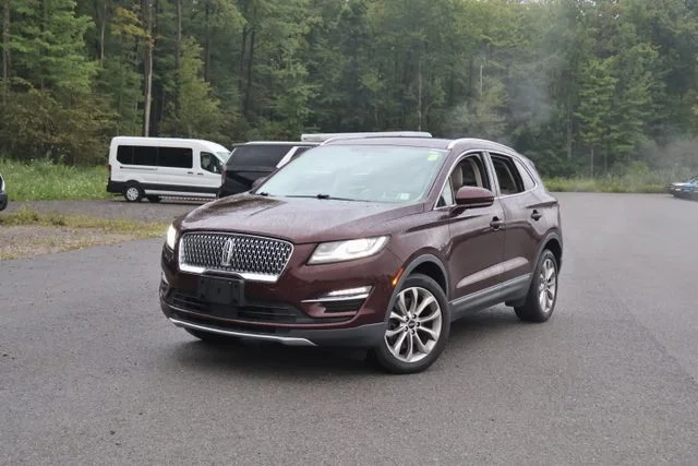 Used 2019 Red Lincoln Select image 2