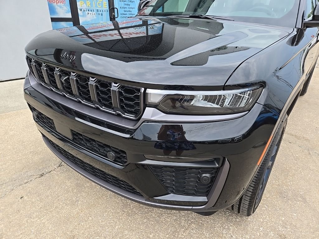 New 2026 Diamond Black Crystal Pearl-Coat Exterior Paint Jeep  image 18
