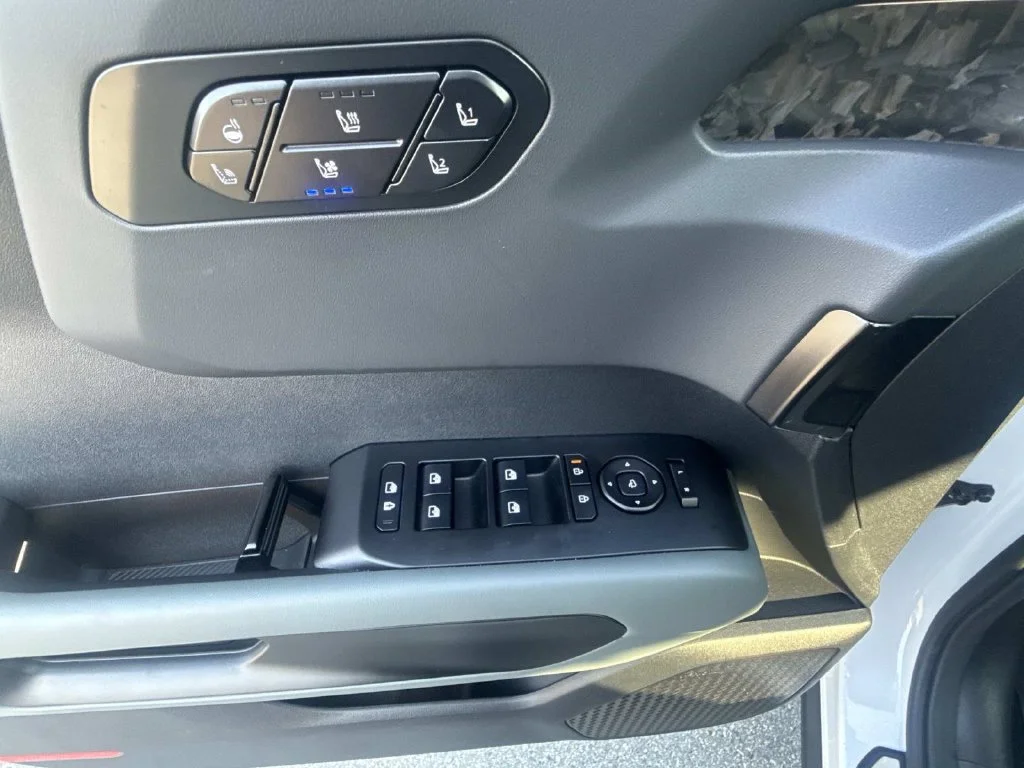 Used 2027 White Kia X-Pro SX-Prestige image 15