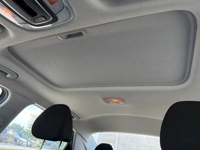 Used 2025 White Hyundai SEL Convenience image 18