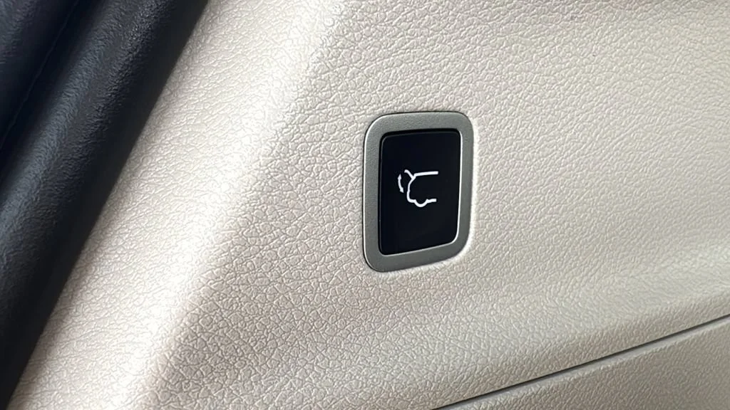 Used 2023 White Chrysler LX image 12