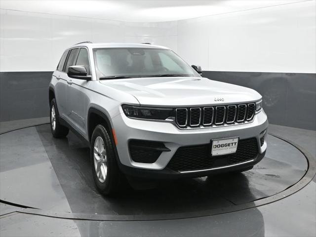 New 2026 Silver Zynith Exterior Paint Jeep Laredo image 22