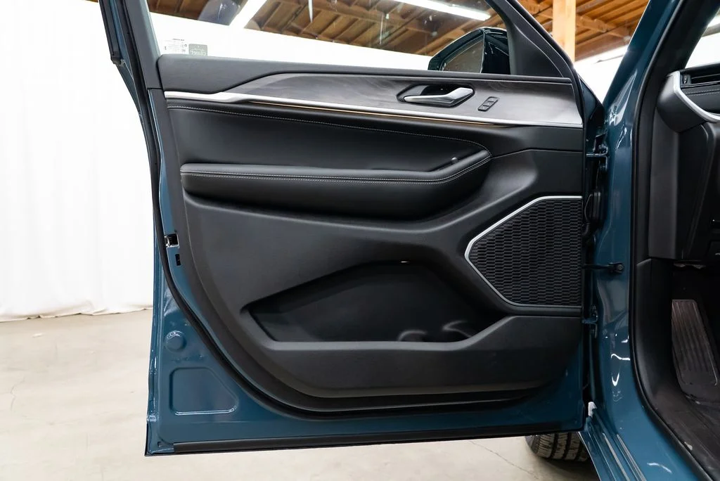New 2026 Steel Blue Exterior Paint Jeep Limited Reserve image 25