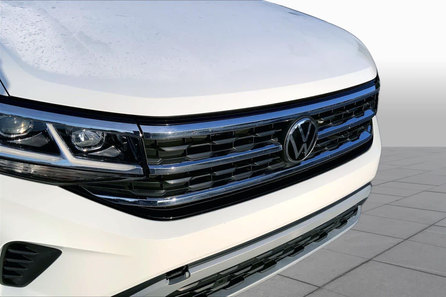 Used 2023 Pure White Volkswagen 3.6L V6 SE w/Technology image 25