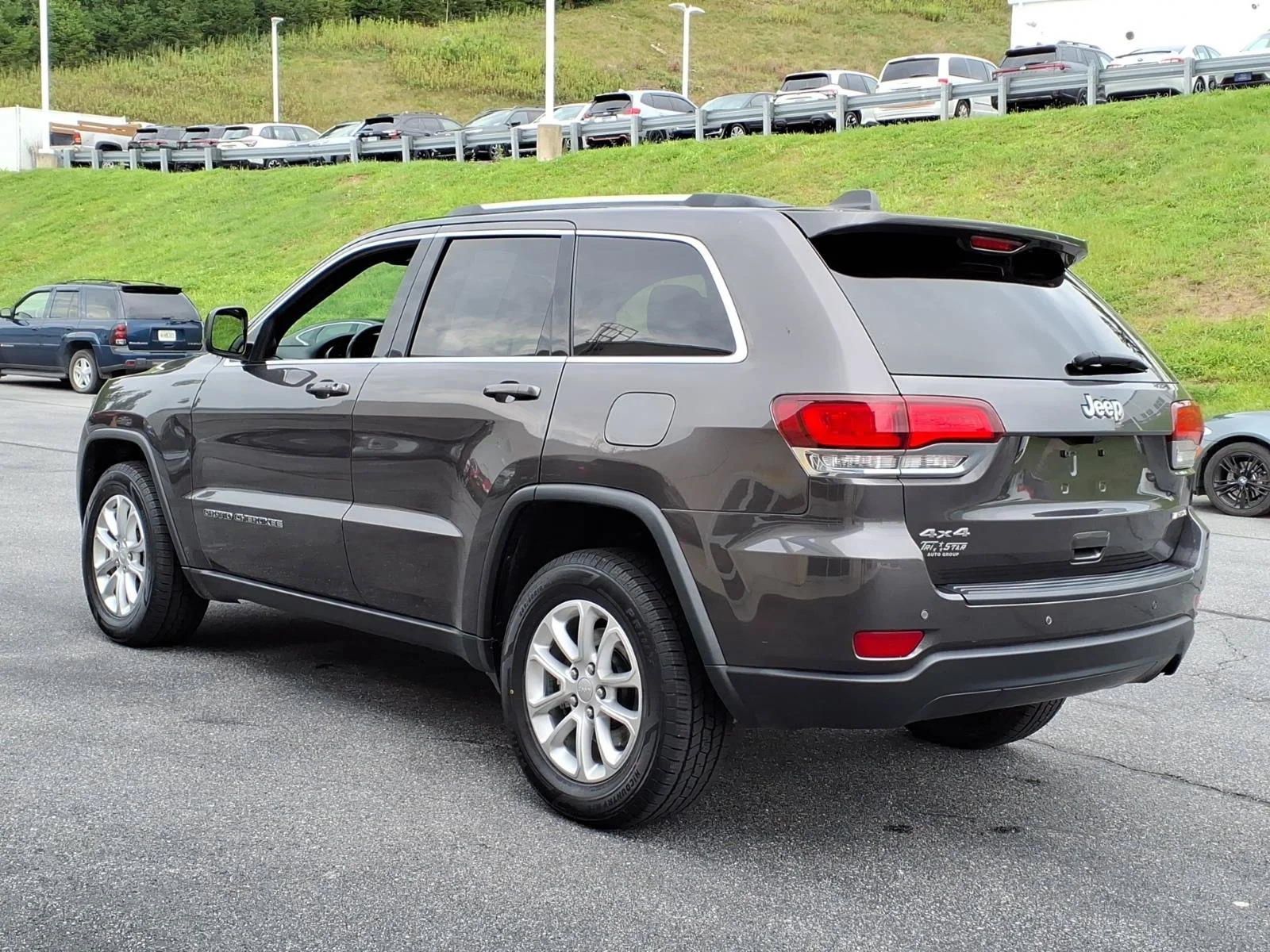 Used 2021 Granite Crystal Metallic Clearcoat Jeep Laredo E image 6