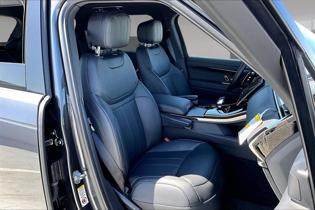 New 2026 CARPATHIAN GREY Land Rover Dynamic SE image 11