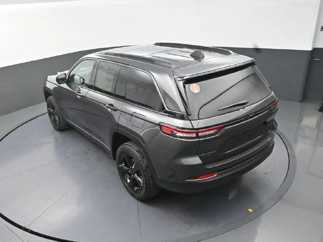 New 2026 Baltic Gray Metallic Clear-Coat Exterior Paint Jeep Limited image 14
