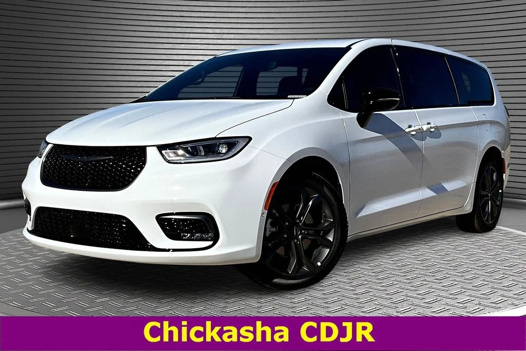 2026 Chrysler Pacifica Select's photo