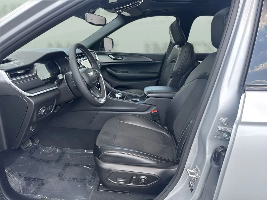 Used 2024 Silver Jeep Altitude X image 9