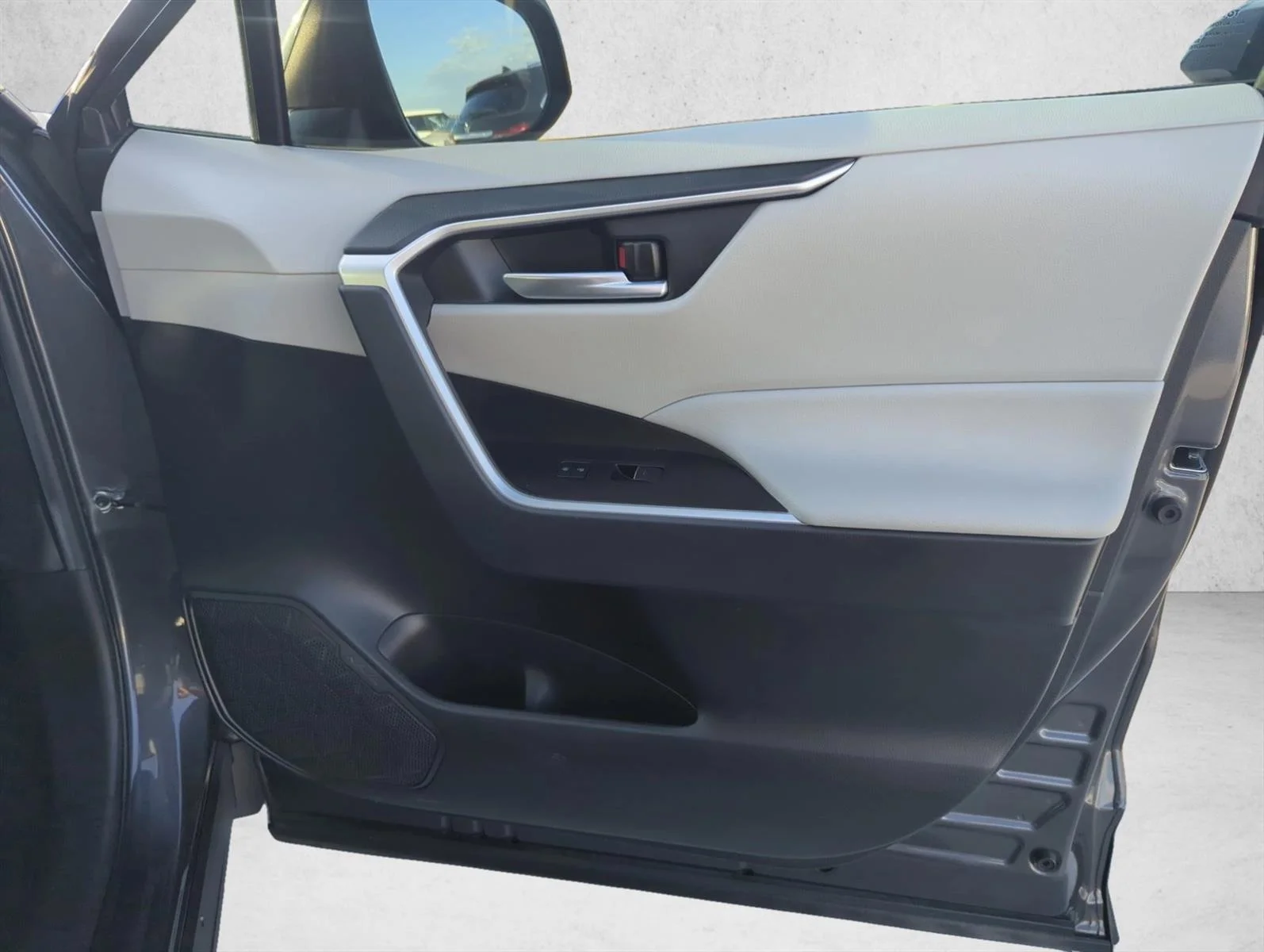 Used 2023 Magnetic Gray Metallic Toyota XLE Premium image 26