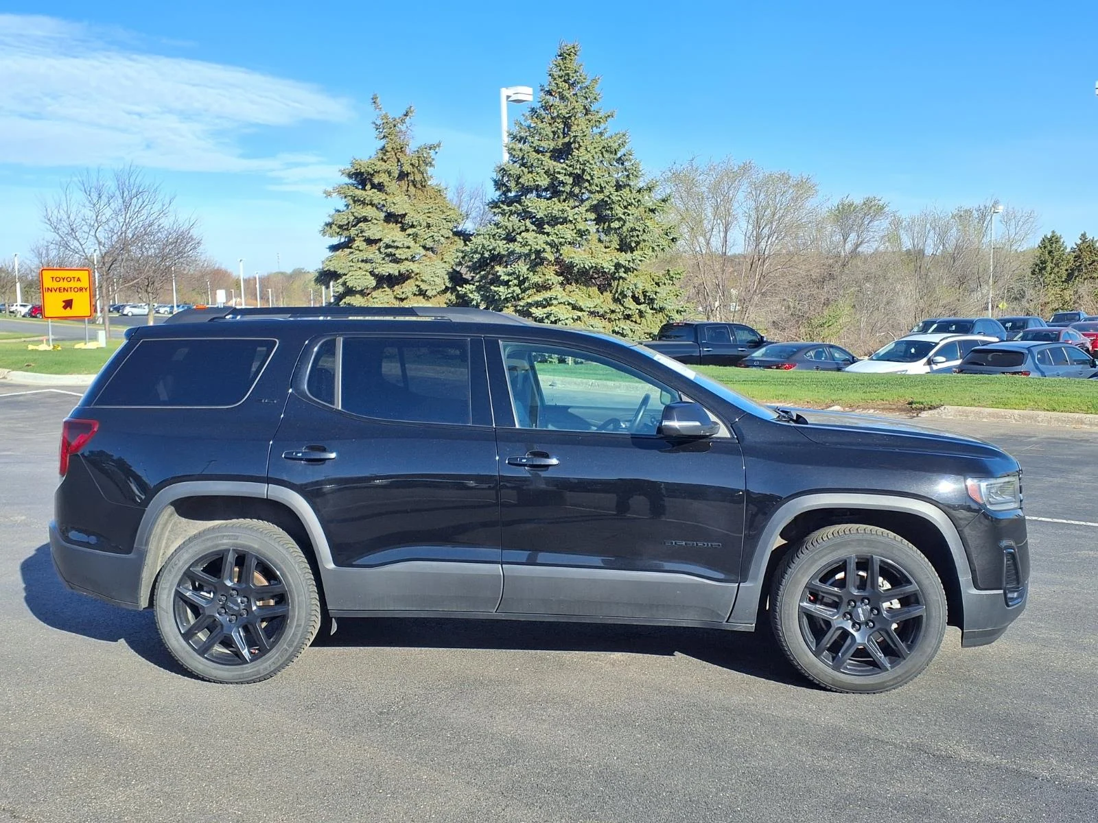Used 2021 GMC Acadia SLT with VIN 1GKKNULS2MZ164936 for sale in Burnsville, Minnesota