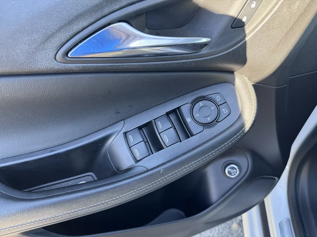 Used 2023 White Frost Tricoat Buick Select image 12