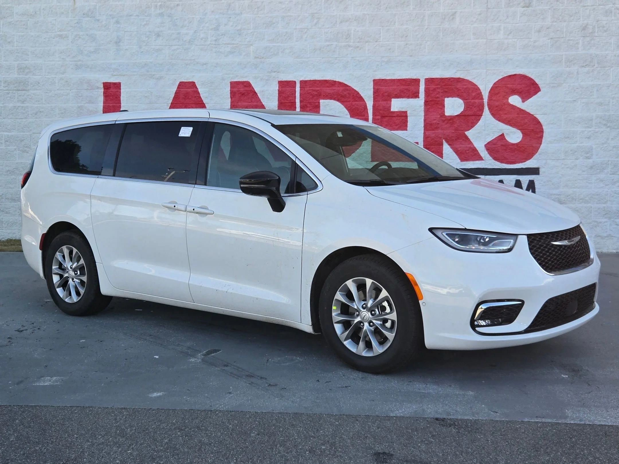2026 Chrysler Pacifica Limited's photo