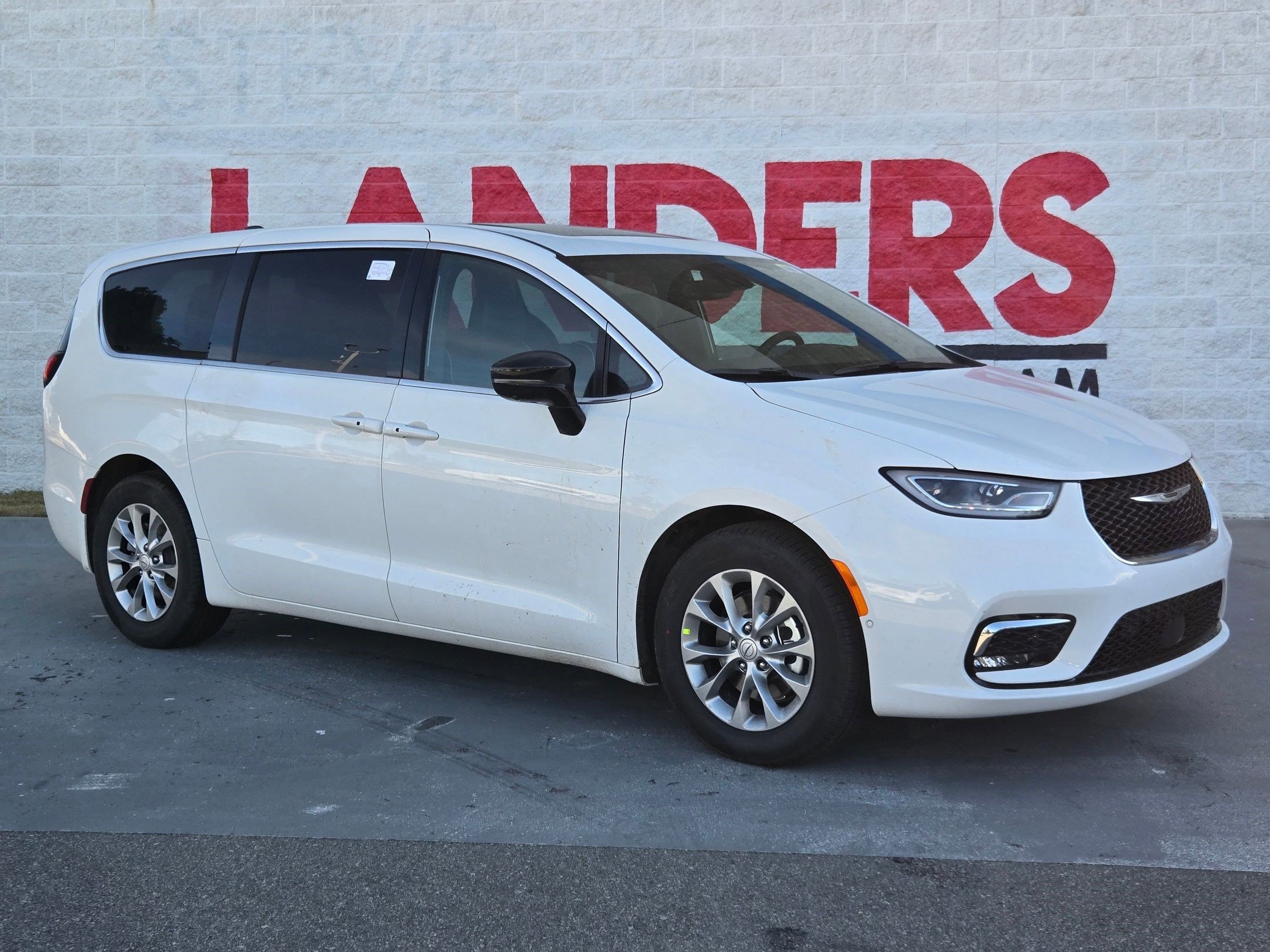 2026 Chrysler Pacifica Limited's photo