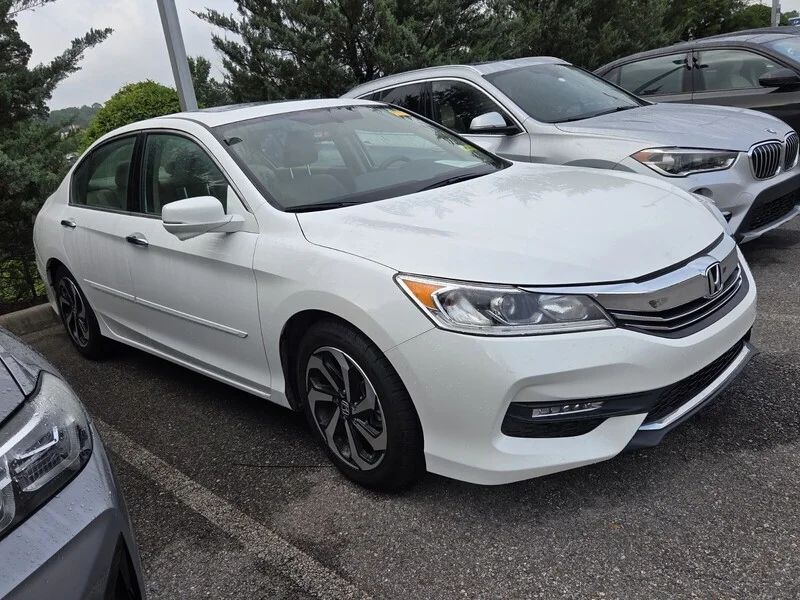 Used 2017 White Orchid Pearl Honda EX-L image 3