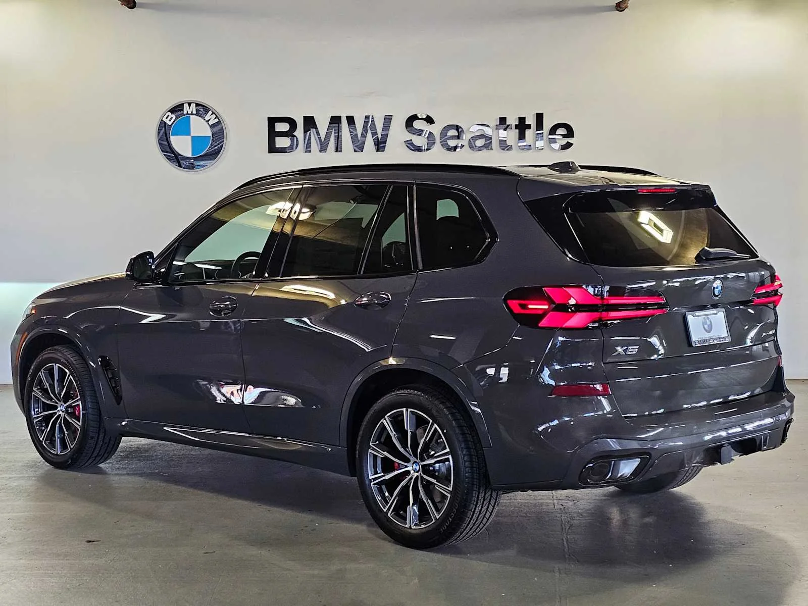 New 2026 Dravit Grey Metallic BMW xDrive40i image 4