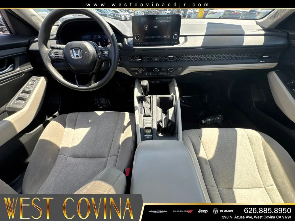 Used 2025 White Honda SE image 32